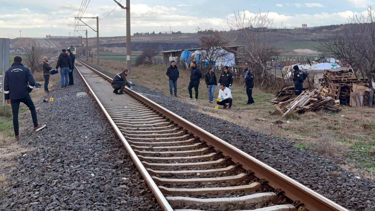 Rayların üzerinden geçmek isterken trenin çarpmasıyla öldü