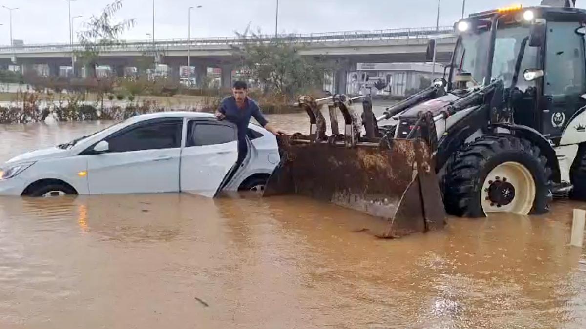 Antalya'da sağanak; göle dönen yollarda mahsur kaldılar