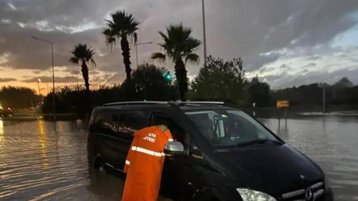 Antalya'da sağanak sonrası taşkın: Su baskınları hayatı felç etti!