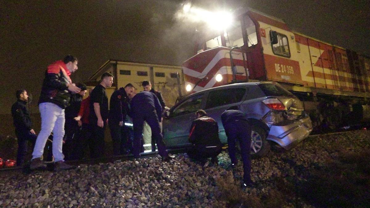 Hemzemin geçitte arızalanan otomobile yük treni çarptı; o anlar kamerada