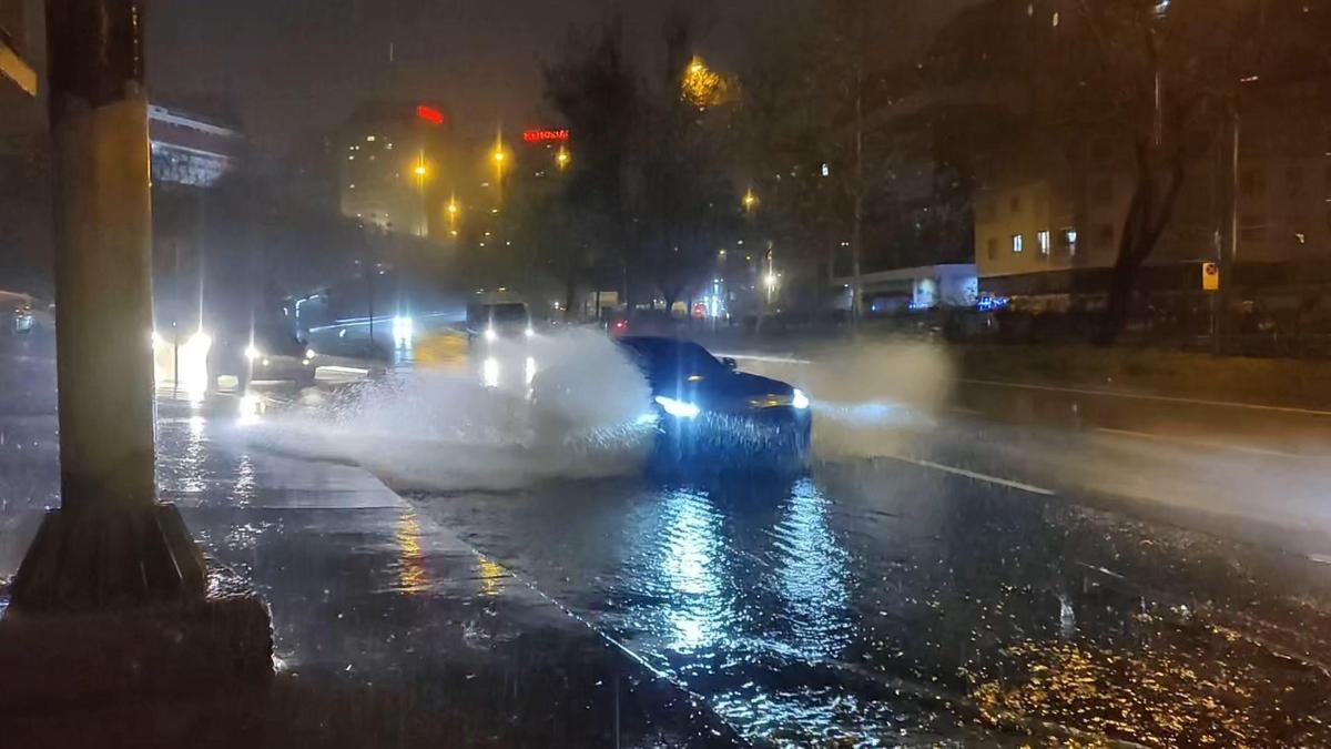 İstanbul-İstanbul’da sağanak yağış etkili oldu; iş yerlerini su bastı