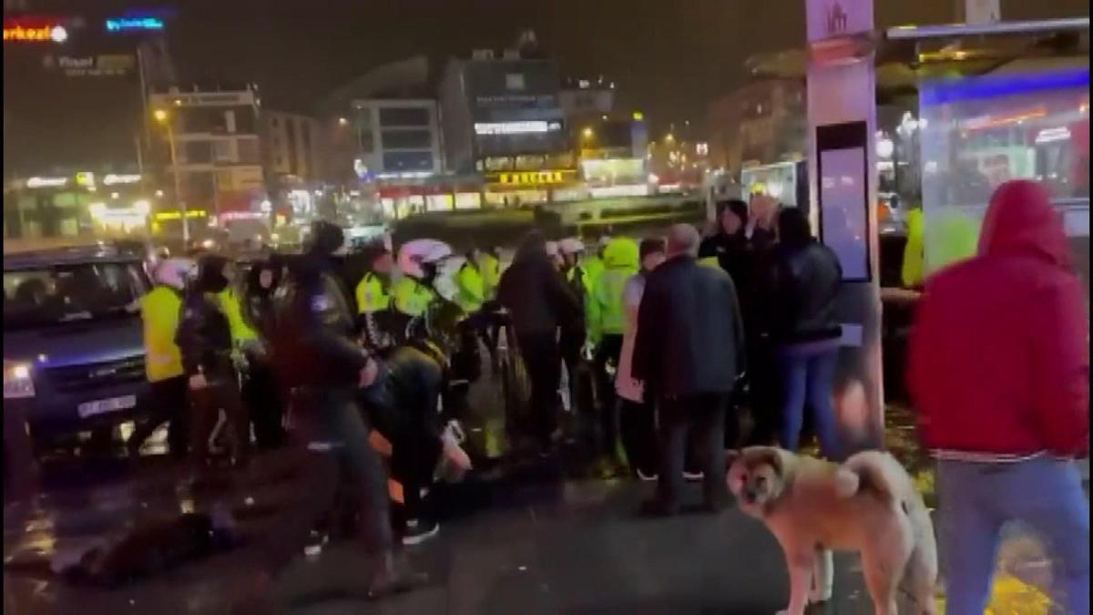 İstanbul-Çekmeköy'de polis otosuna çarpan sürücünün yakınları polise saldırdı; 4 polis yaralandı