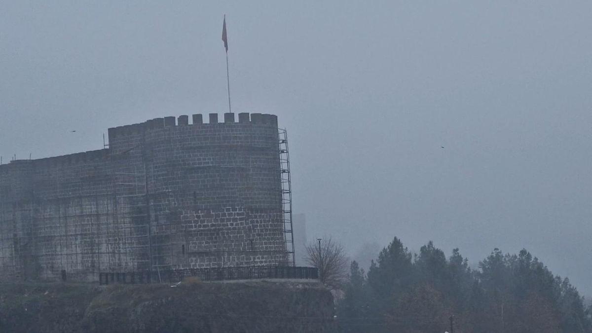 Diyarbakır'ı etkisi altına alan sis 5’inci gününde; İstanbul ve İzmir uçak seferleri iptal edildi