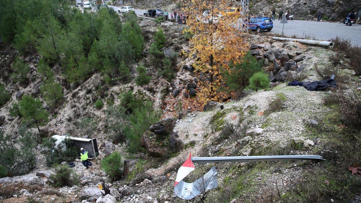 Yoldan çıkan kamyonet 25 metre yuvarlandı: 1 ölü, 1 yaralı