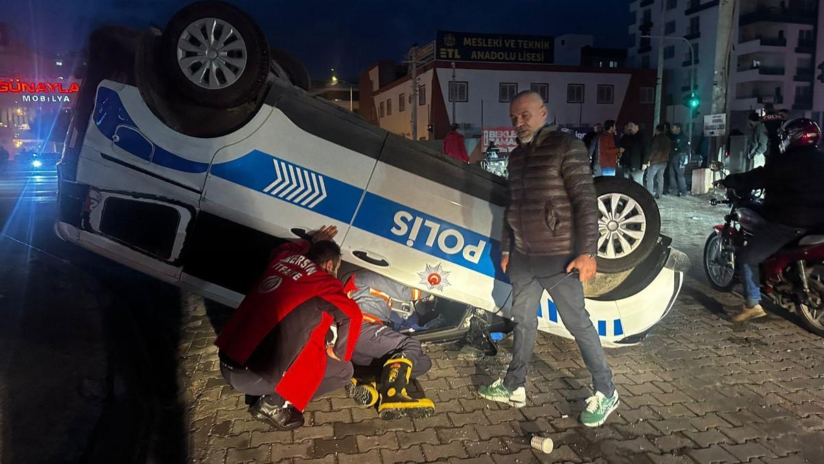 Mersin’de otomobille çarpışan polis aracı ters döndü: 1 yaralı