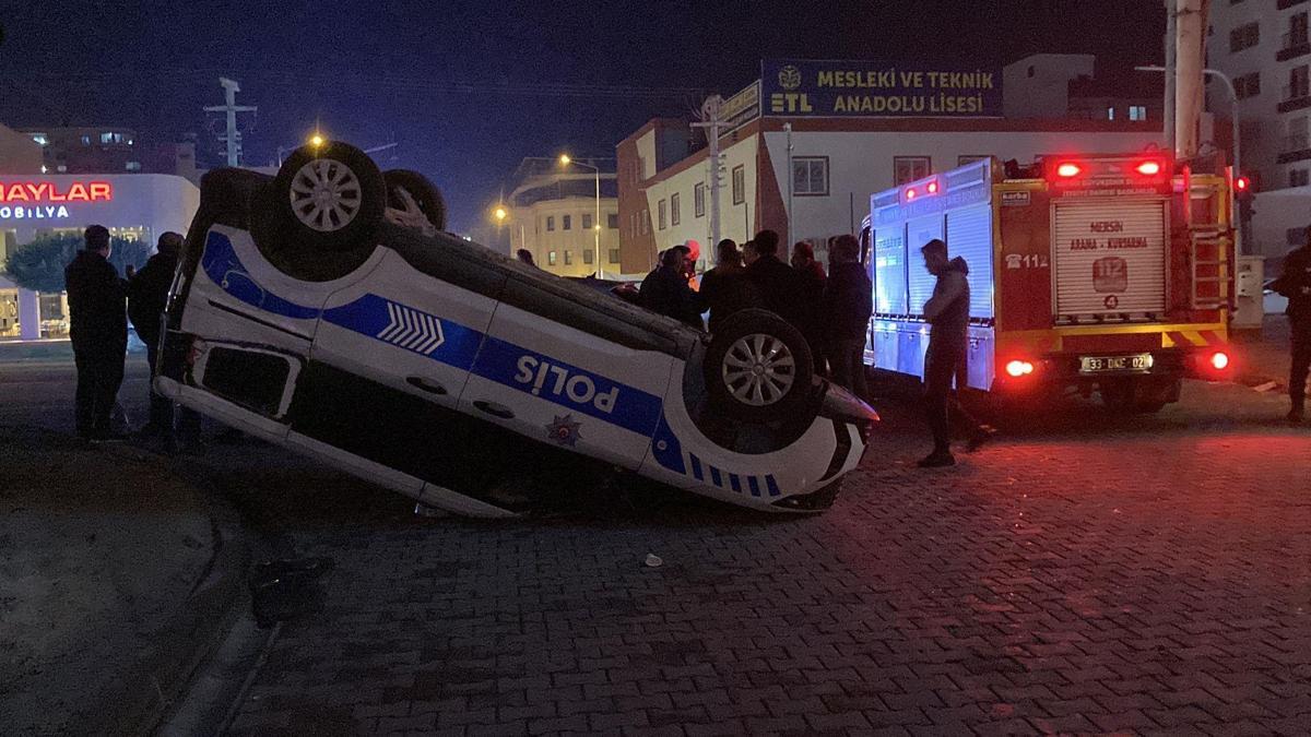 Otomobilin çarptığı polis aracı ters döndü