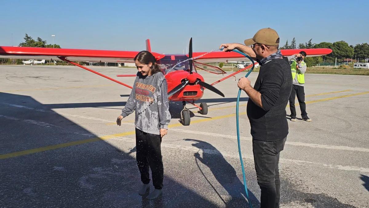 16 yaşındaki Defne, solo uçuş gerçekleştiren Türkiye’nin en genç kadın pilot adayı oldu / Ek fotoğraflar