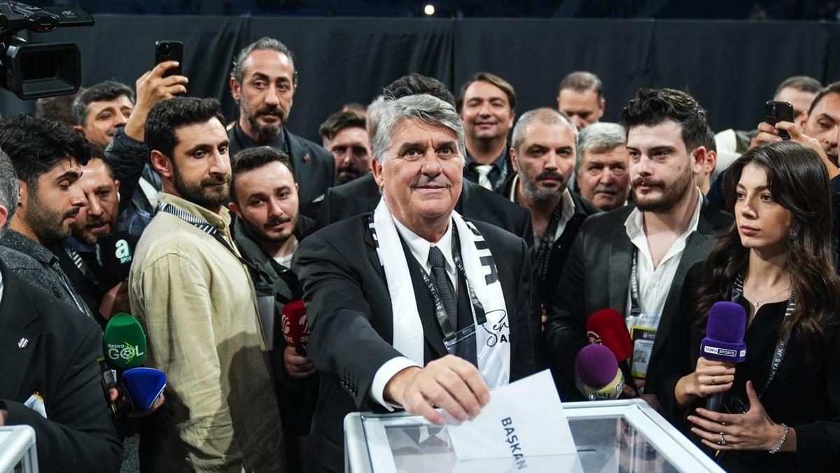 Beşiktaş Başkan Adayı Serdal Adalı, seçimli genel kurulda oyunu kullandı!