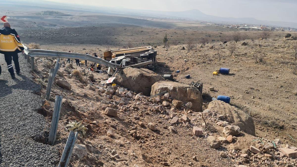 Niğde'de Kamyon Devrildi: 1 Ölü, 1 Yaralı