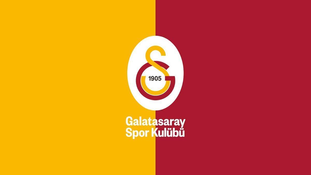 Son Dakika Spor Haberi | Galatasaray Spor Kulübü, Galatasaray Sportif Sınai ve Ticari Yatırımlar A.Ş, Galatasaray Sportif A.Ş. ile Galatasaray yöneticisi Eray Yazgan hakkında, kişileri reklam vermek ve sair surette spor müsabakalarına dayalı sabit ihtimalli veya müşterek bahis ya da şans oyunlarını oynamaya teşvik etmek suçundan verilen takipsizlik kararı kaldırıldı. İstanbul Sulh Ceza Hakimliğince verilen kararda, 11 Ekim 2024’teki takipsizlik kararına Spor Toto Teşkilat Başkanlığınca itiraz edildiği belirtildi. Yapılan itirazda, eksik ve yetersiz araştırma yapıldığının belirtildiği, 14 Eylül 2024’te oynanan Galatasaray-Çaykur Rizespor maçında Ramspark’taki dijital led panolarında ve Galatasaraylı futbolcuların formalarında meritking.news reklamlarının yer aldığının anlatıldığı kaydedildi. Galatasaray’ın resmî internet sitesinden 15 Eylül 2024te, Galatasaray Sportif A.Ş, Galatasaray Spor Kulübü ve Serwin Global Solutions SDN BHD arasında küresel bir dijital spor haber platformu olan ‘meritking.news’ markası tanıtımı özelinde kullanılmak üzere 2024-2025 ve 2025-2026 sezonlarını kapsayacak şekilde 14 milyon 60 bin dolar artı KDV bedelle futbol takımımızın forma sırtı, farklı branşlarımızda reklam ve tanıtım haklarını kapsayan sponsorluk sözleşmesi imzalanmıştır. Kamuoyuna saygıyla duyurulur. şeklinde açıklama yapıldığı hatırlatıldı. – ”Meritking sitesi araştırılmalı” Açıklamada belirtilen internet adresiyle ilgili olarak Bilgi Teknolojileri ve İletişim Kurumuna (BTK) erişimin engellenmesi talebinde bulunulduğu aktarılan karar yazısında, Türk Ceza Kanunu’nda yer alan Ceza sorumluluğunun şahsiliği maddesine göre tüzel kişi içindeki gerçek kişiler ve bunların sorumluluklarının tespit edilmesi gerektiği kaydedildi. Kararda, Serwin Global Solutions SDN BHD yetkilileri bakımından sözleşme imzalanıp imzalanmadığı, şirket yetkililerinden kimlerin olayla ilgili bilgisi olduğunun tespit edilerek, savunmalarının alınması gerektiğine vurgu yapıldı. ”Meritking.news” isimli sitenin yurt dışı kaynaklı olup olmadığı, yöneticisinin kim olduğu gibi hususların araştırılması gerektiği belirtilen kararda, Net Holding’in paylaştığı bahse konu internet sitesinden yasa dışı bahis sitesine link yönlendirmesi yapıldığına dair noter tasdikli belgeler incelendiğinde, reklam yapmaya aracılık eylemi bakımından aralarında sözleşme olup olmadığının belirlenmesi, varsa örneklerinin istenmesi gerektiği aktarıldı. – Eksik soruşturma yapıldı Kararda, söz konusu sitenin yöneticisi, sitenin oluşumuna katkı veren ilgililer, şirket tarafından alınan kararlar, şirket icracı kurumları ve kararı alan kişi ve kişiler tespit edilerek, savunma ve beyanlarının alınması gerektiği aktarıldı. Söz konusu sitenin yurt dışı kaynaklı olup olmadığı, sitenin yöneticisinin tespit edilmesi ve gerekirse dijital materyallerine el konularak incelenmesi gerektiği kaydedilen kararda, şu ifadeler yer aldı: Söz konusu materyaller üzerinde teknik uzman bilirkişi incelemesi yapılması, yine söz konusu site kullanılarak para kazanma hareketi gerçekleşip gerçekleşmediğinin tespiti bakımından araştırma yapılarak, söz konusu site ile elde edilen bir gelir olup olmadığı, varsa bu paranın nakline aracılık eden kişiler tespit edilerek ‘şüpheli’ sıfatıyla ifadesine başvurulması gerektiğinden, eksik ve yetersiz soruşturma yapıldığından soruşturmanın genişletilmesine karar verilerek aşağıdaki şekilde hüküm kurmak gerekmiştir. Kararda, soruşturmanın genişletilmesine ve dosyanın gereği yapılmak üzere İstanbul Cumhuriyet Başsavcılığına iade edilmesine karar verildiği vurgulandı.