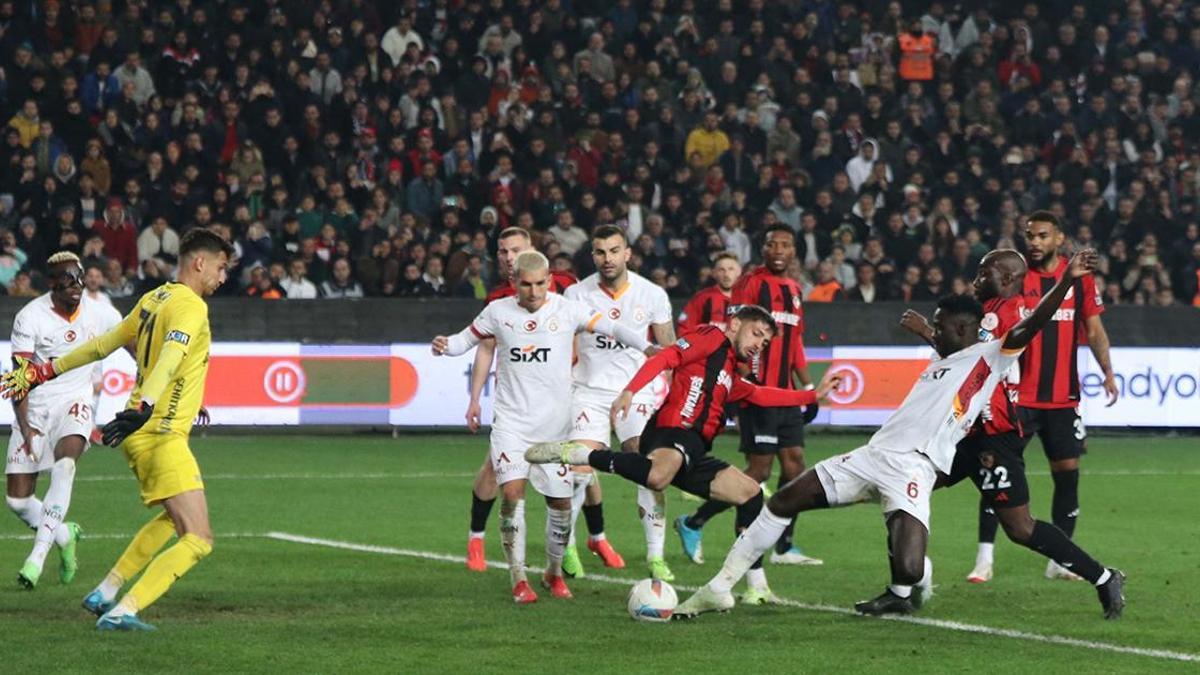Son Dakika Spor Haberi | Galatasarayda sarı kart gören 4 oyuncu cezalı