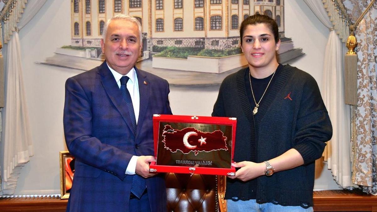 Milli boksör Busenaz Sürmeneli’den, Trabzon Valisi Aziz Yıldırım’a ziyaret