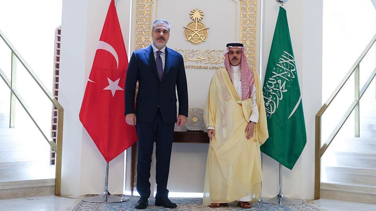 Dışişleri Bakanı Hakan Fidan, Suudi mevkidaşı ile bir araya geldi ...