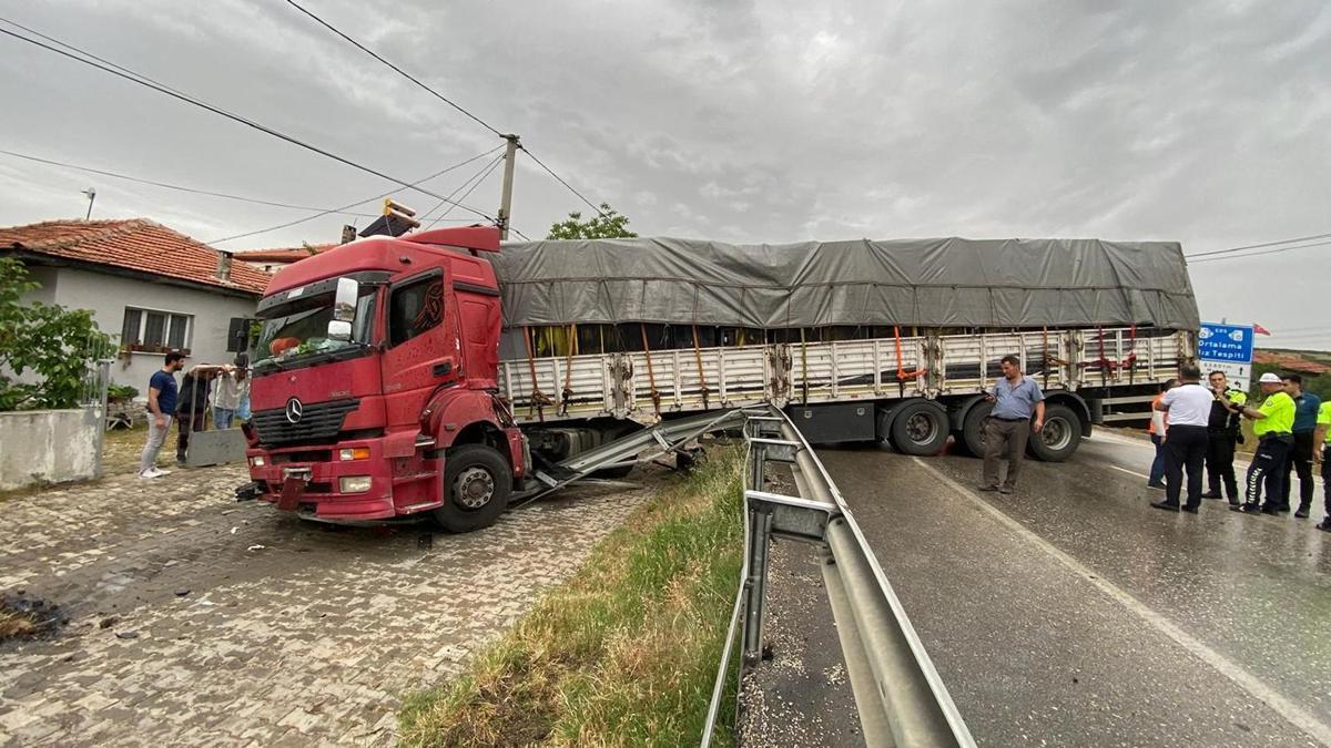 Manisa Kula'da Yağmur Şoku: Kontrolden Çıkan TIR Kazasıyla Sonuçlandı!