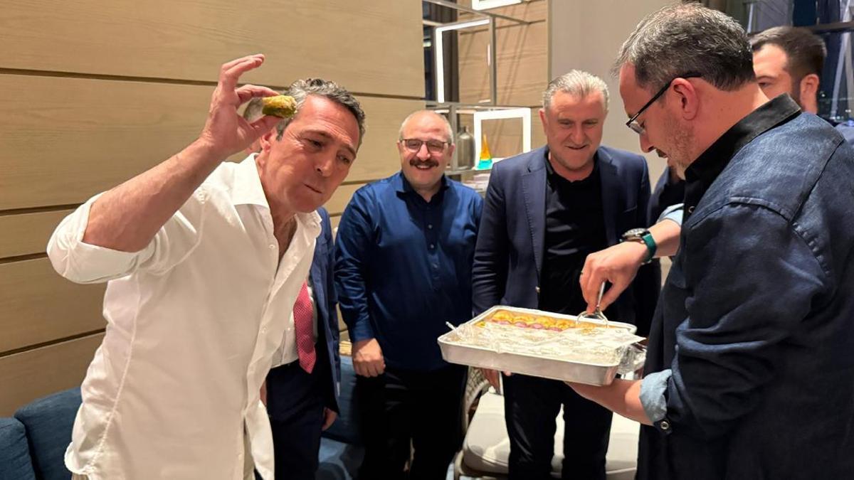 Euroleague finali öncesi sıcak görüntüler! Bakanlardan Ali Koç'a uğur baklavası
