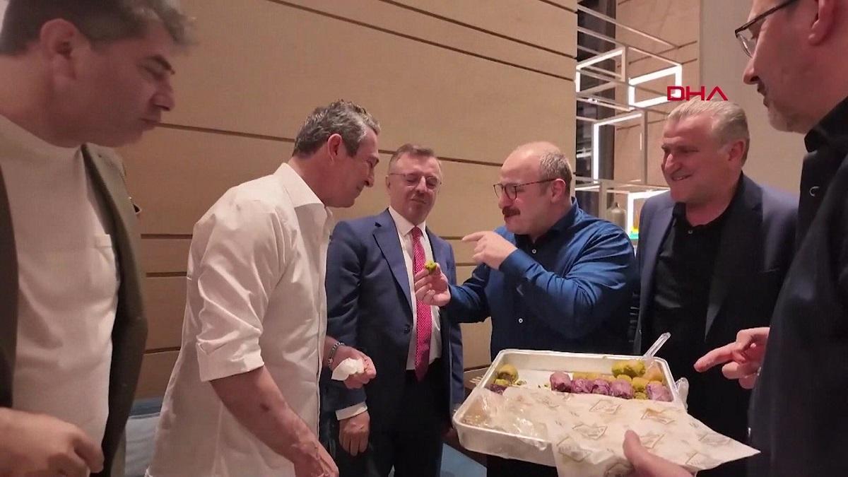 Euroleague finali öncesi kuliste renkli görüntüler: Fenerbahçe Başkanı Koç’a baklava ikramı – Spor Haberleri