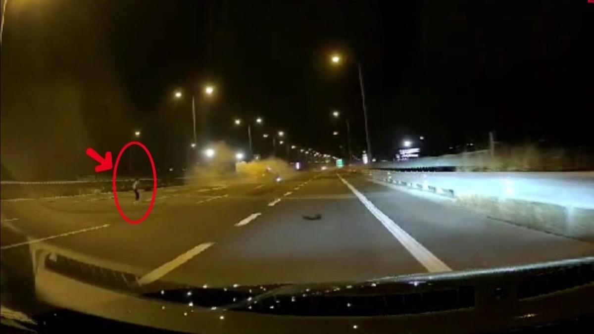 Sakarya’da korku dolu anlar: Takla atan araçtan çocuk fırladı!