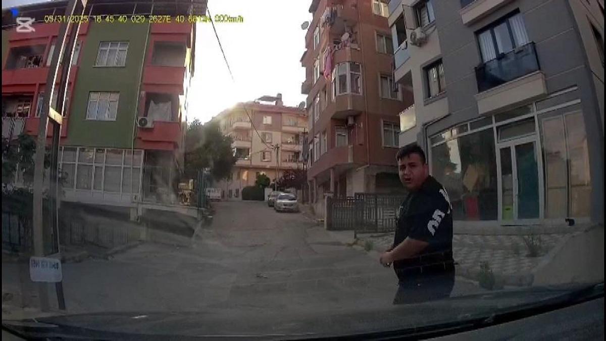 Trafikte korku dolu anlar! Tartıştığı sürücüye kızının yanında bıçak çekti