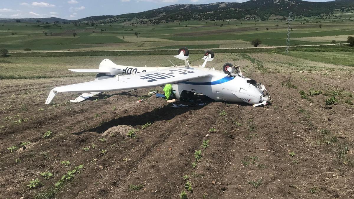 Bilecik'te panik anları: İniş yapan eğitim uçağı ters döndü