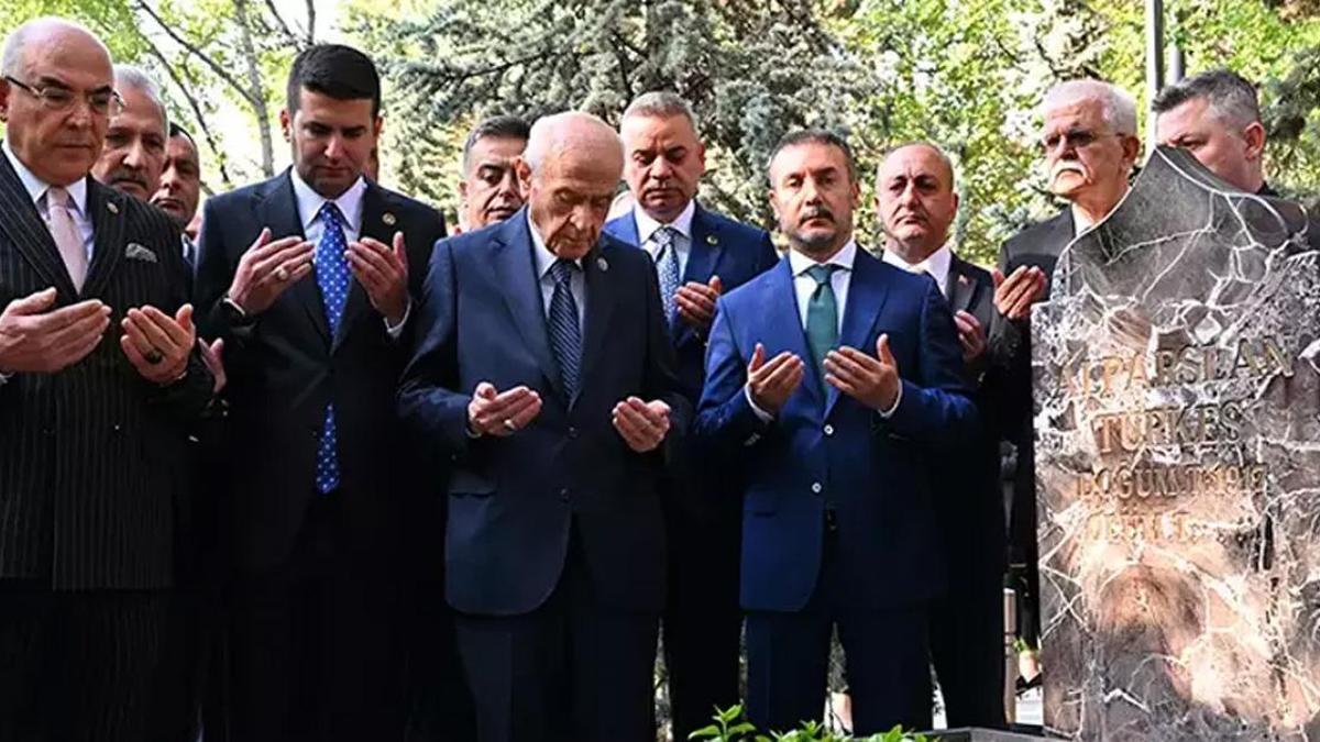 Devlet Bahçeli'den Türkeş'in kabri ve Ülkü Ocakları'na bayram ziyareti