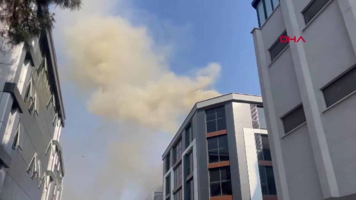 İstanbul'da Korku Anları: Yenibosna'daki İş Merkezi Çatısında Yangın Çıktı!