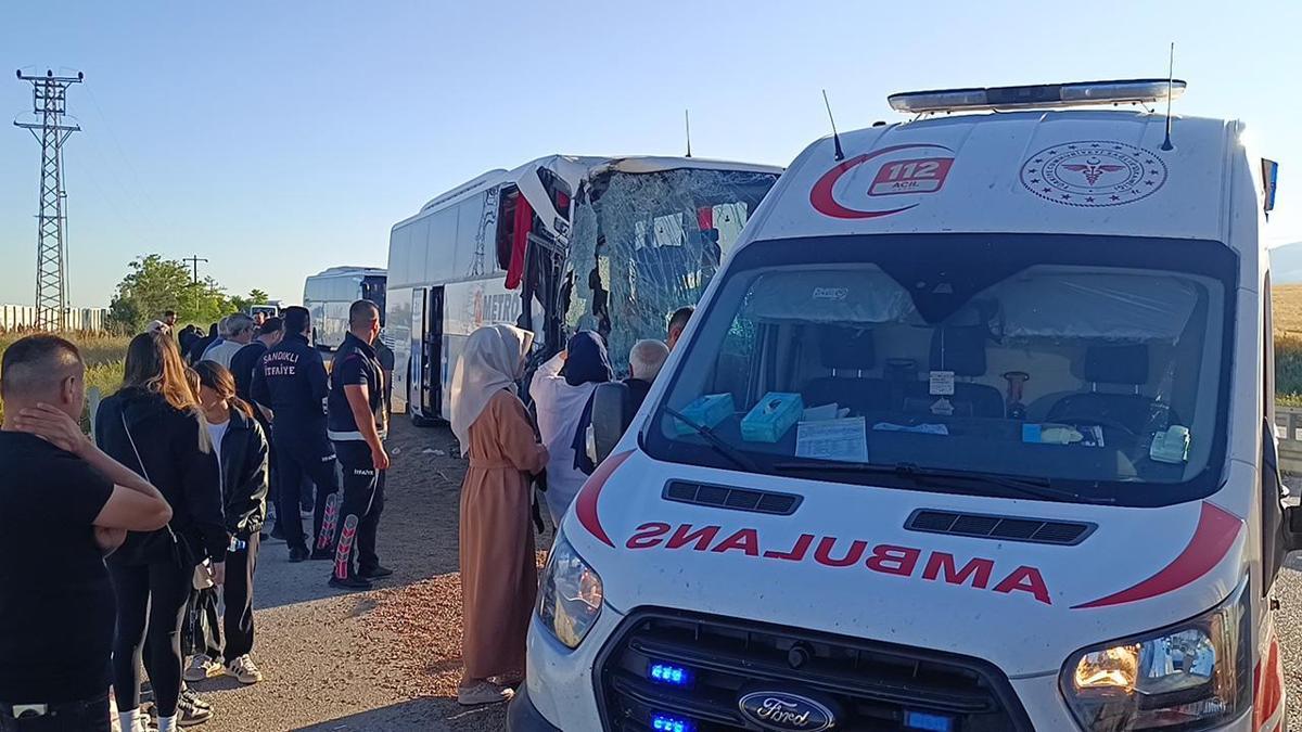 Yolcu otobüsü yem yüklü tıra çarptı: 9 yaralı
