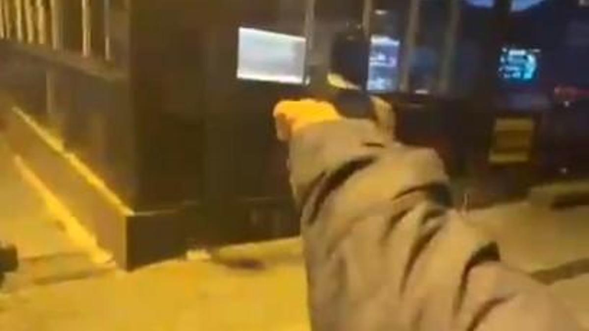 Avcılar'da silahlı saldırı anı kamerada: Biri kurşunladı, diğeri kaydetti!
