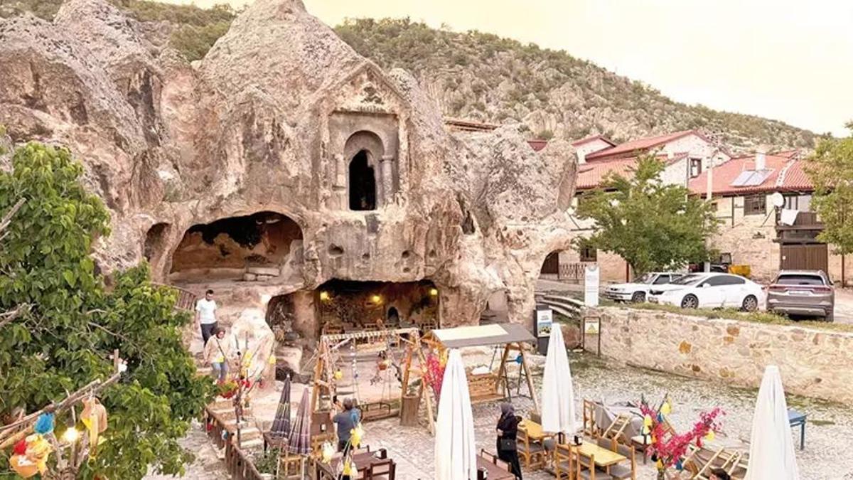 Kaya mezardan kafe masasına! 3 bin yıllık tarihi Frig mirasının skandal dönüşümü