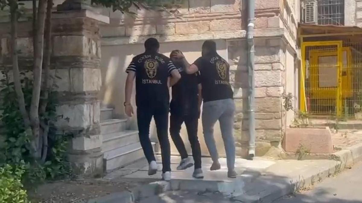 Saraçhane'de tehdit içeren sözler söyleyen yüzü maskeli gösterici gözaltına alındı