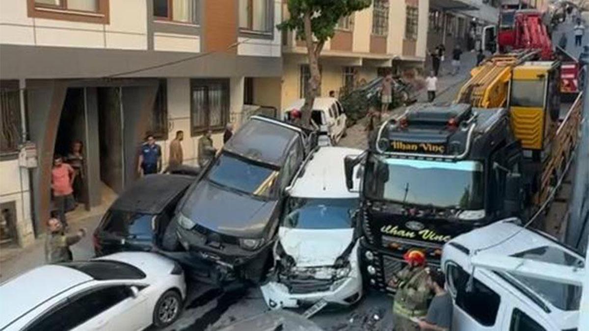 Başakşehir'de kontrolden çıkan vinç 23 araca çarpıp hasar verdi