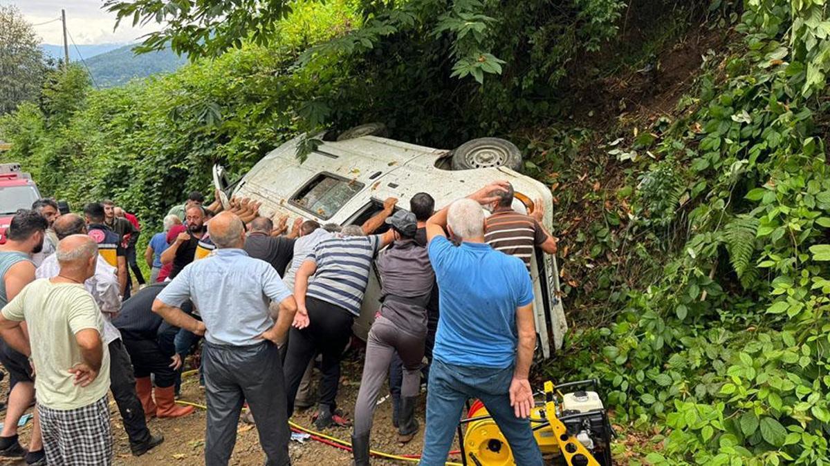 Rize'de çay işçilerini taşıyan araç devrildi: 2 ölü, 3 yaralı