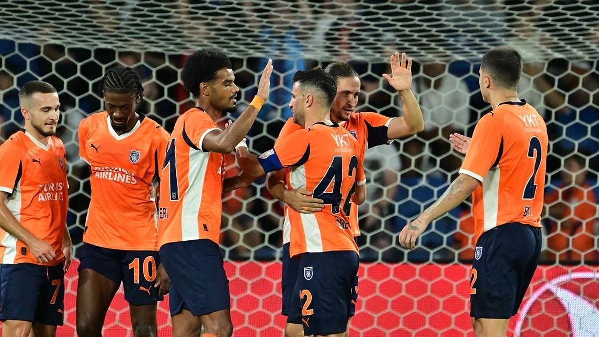 Başakşehir, güle oynaya turladı