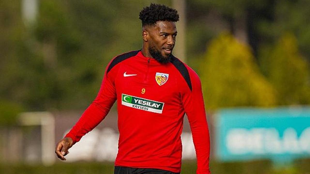 Kayserispor’un Haitili futbolcusu Nazon, İran’a transfer oldu