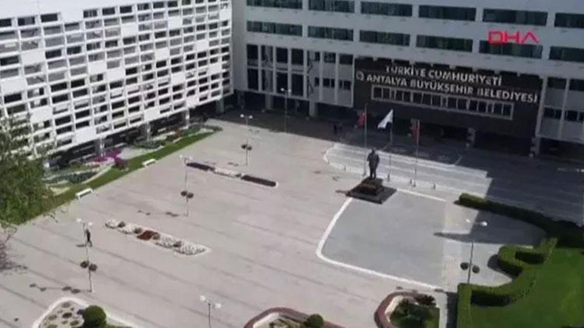 Antalya'da belediyeye 'rüşvet' operasyonu: Döviz bürosuna ve kuyumcuya kayyım atandı