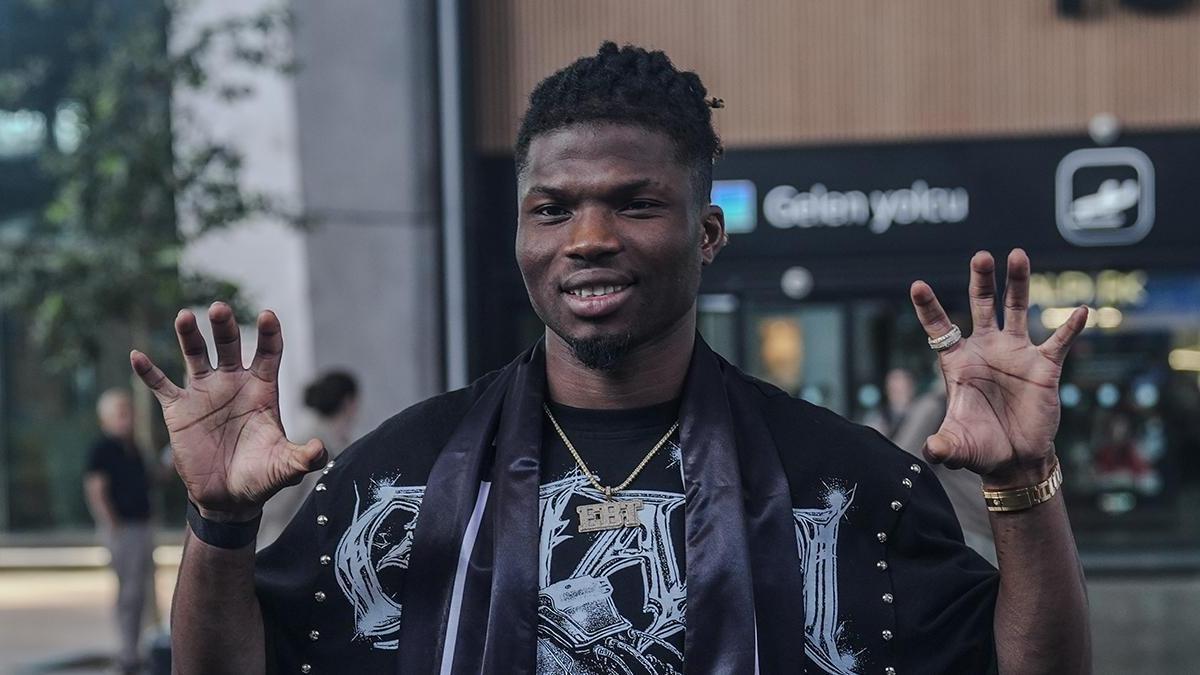 Beşiktaş’ın yeni transferi El Bilal Toure, İstanbul’da ilk pozunu verdi