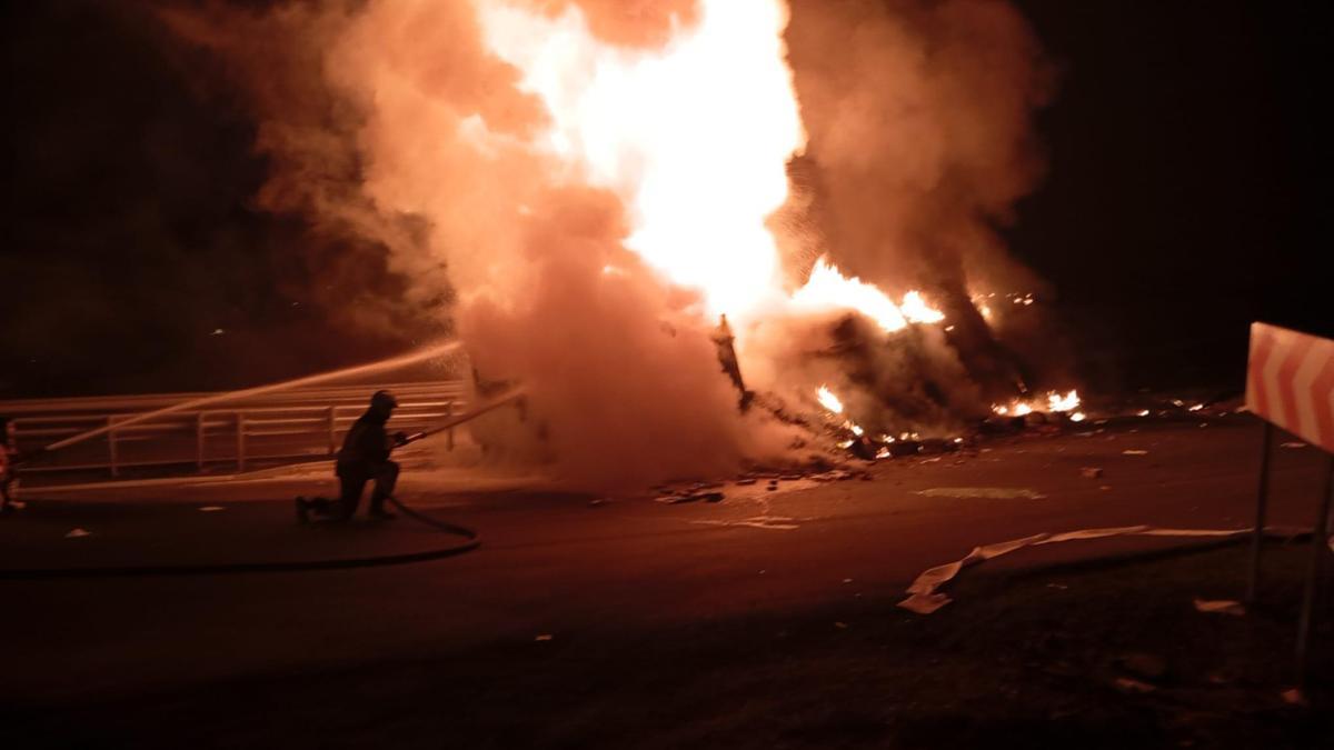 Devrilip alev alan TIR'ın şoförü hayatını kaybetti