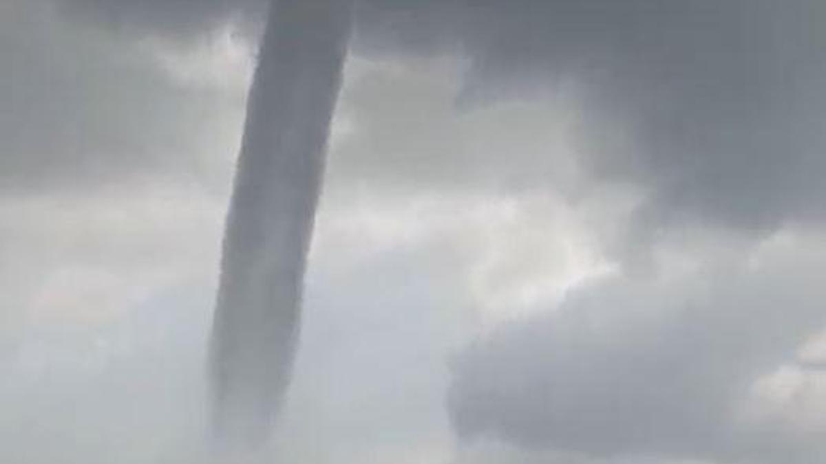 Hatayda denizde çıkan hortum kamerada