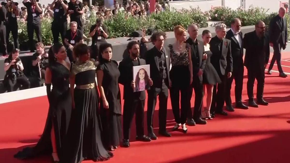 Hind Receb'in hikayesi Venedik'te Galada İsrail'in öldürdüğü kızın fotoğrafı taşındı