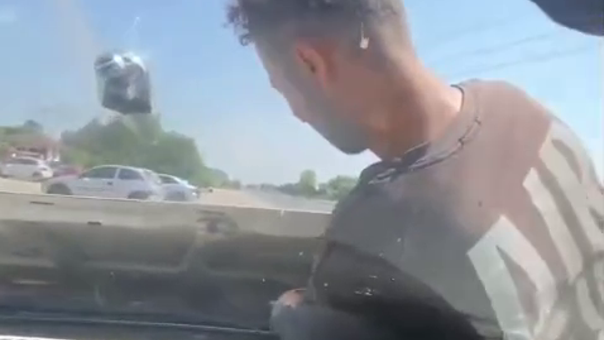 Arızayı bulmak için akılalmaz bir yol denedi, ustayı motorun içine bindirdi!