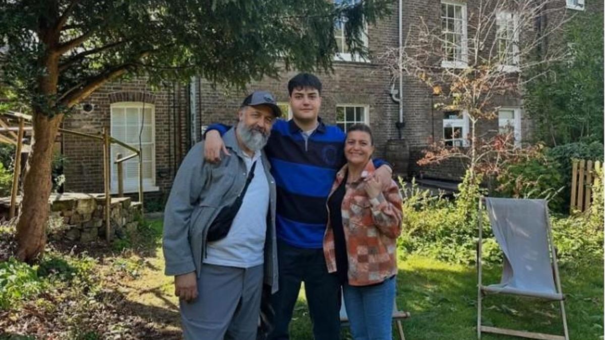 Mehmet Özgürün gurur anı: Oğlu Başar Arhan İngiltereden kabul aldı