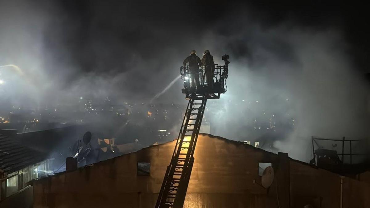 Gaziosmanpaşada korkutan yangın! Çatı katı kül oldu