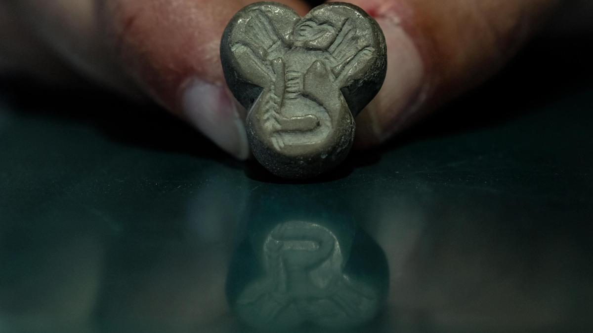 Karahöyükte kartal başlı, insan figürlü mühür bulundu