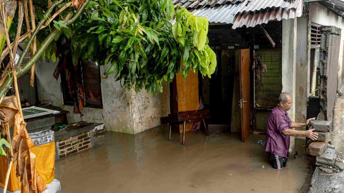 Endonezya'nın turizm kalbini sel vurdu: 14 ölü