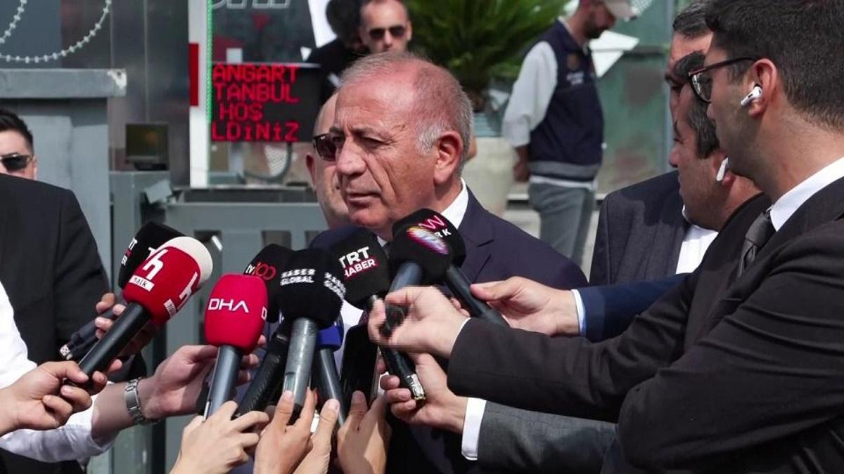Gürsel Tekin, CHP'nin Sarıyer'deki eski il binasında konuştu