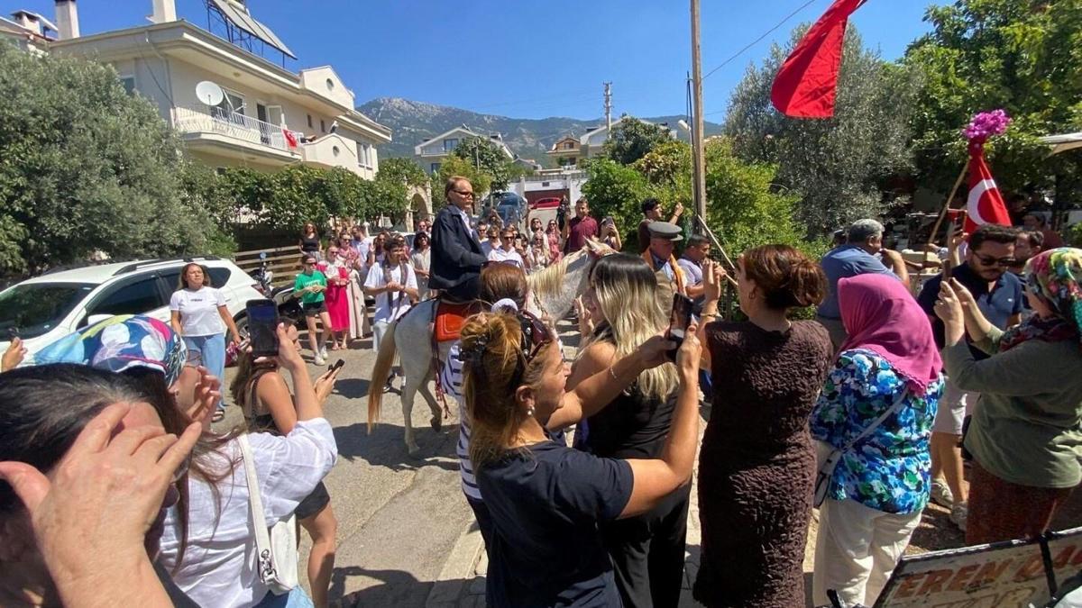 Alman damat Fethiyede at üstünde gelin aldı