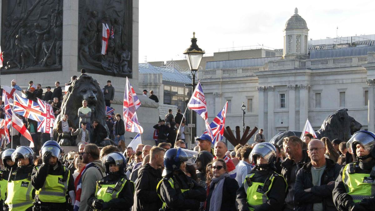 Londra'da göçmen karşıtları sokağa çıktı! 110 bin kişi katıldı: 26 polis yaralandı