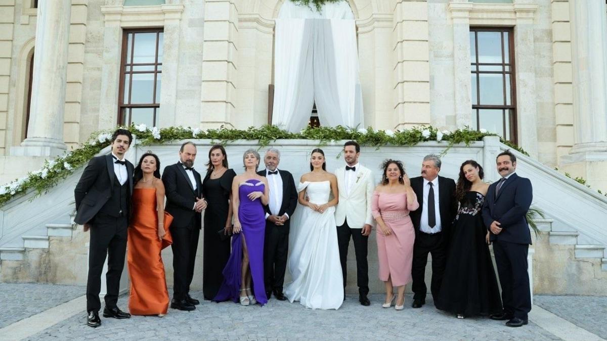 AŞK VE GÖZYAŞI OYUNCU KADROSU! Hande Erçel ve Barış Arduç'lu Aşk ve Gözyaşı'nın oyuncuları kimler?