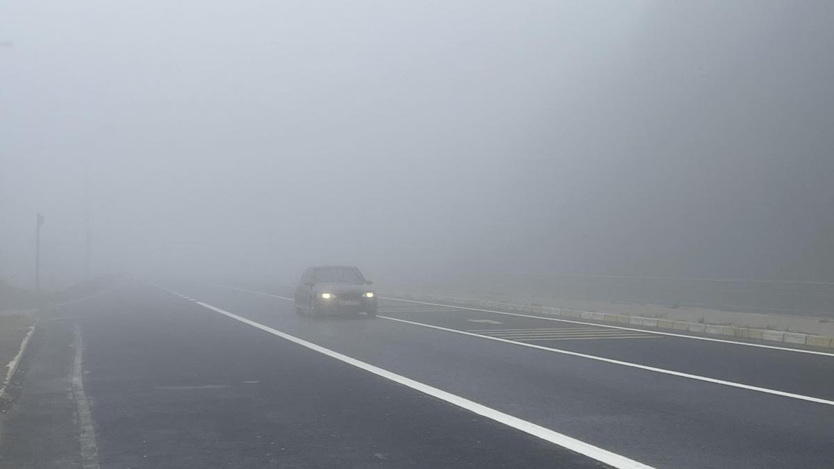 Bolu Dağı'nda etkili olan sis D-100 kara yolunda görüş mesafesini düşürdü