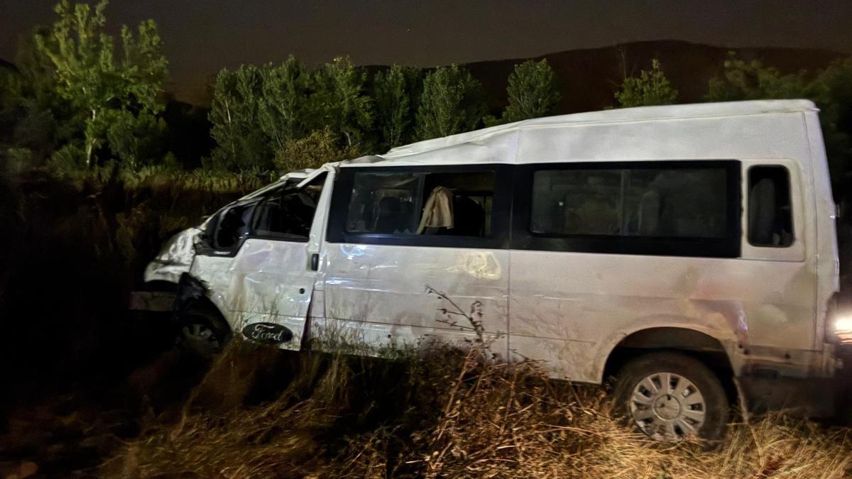 Sakarya'da yol kenarına devrilen minibüsün sürücüsü yaralandı