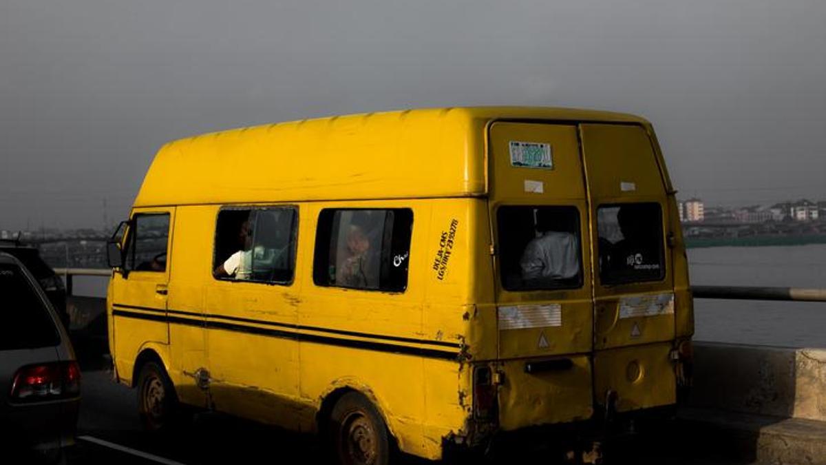 Nijerya'da düğün konvoyundaki otobüs nehre düştü: 19 ölü